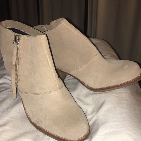 DOLCE VITA
Daylon Suede Bootie - Picture 4 of 11